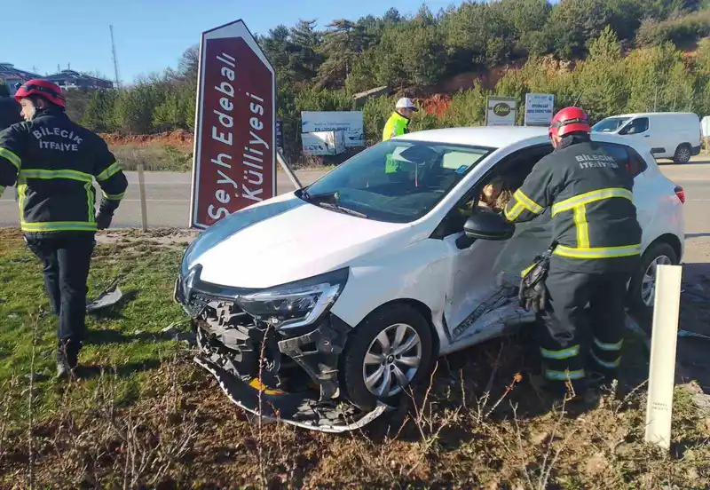 Pelitözü kavşağında trafik kazası: 3 kişi yaralandı