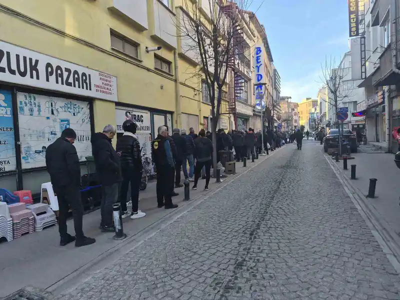 Eskişehir'de Ramazan'ın ilk gününde pide kuyrukları oluştu