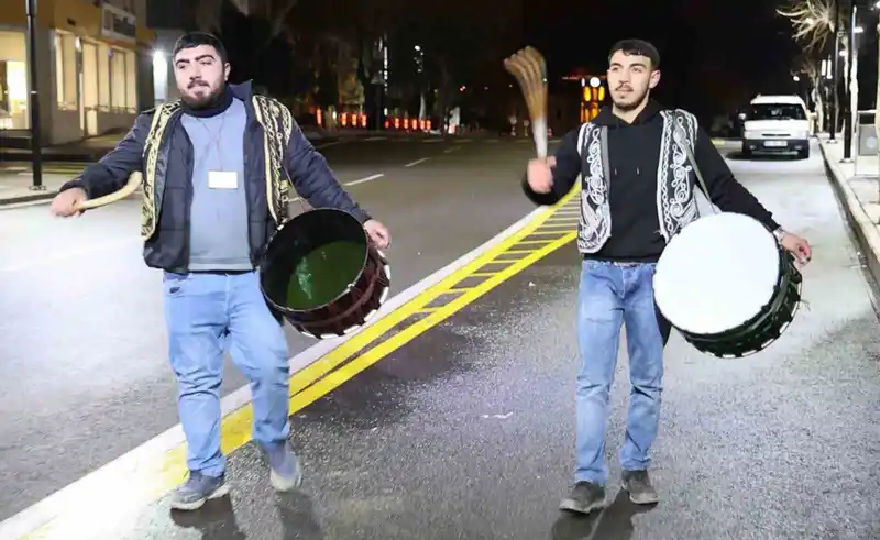 Aksaray'da Ramazan davulcuları kar altında sahur mesaisinde