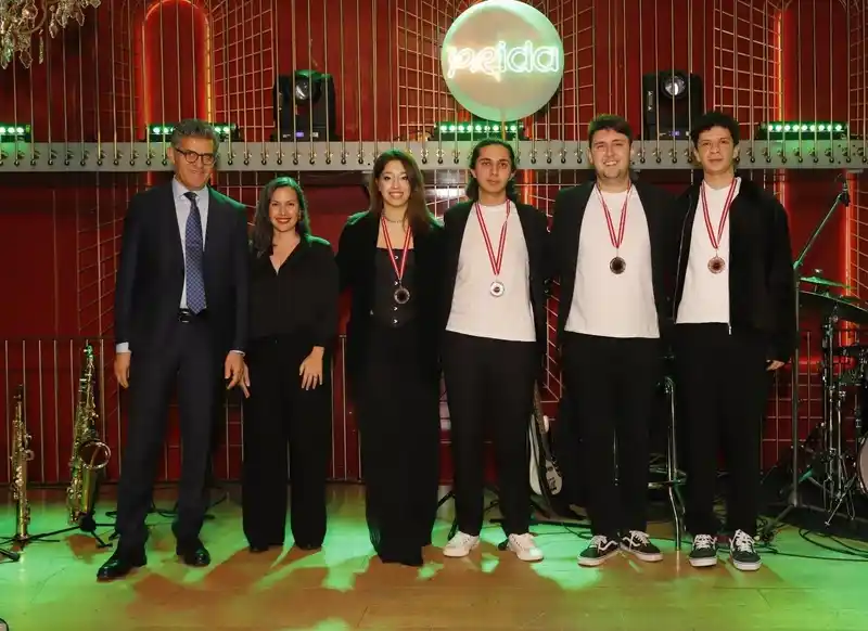 Anadolu Üniversitesi öğrencileri PRİDA ve AkademİDA'dan ödülle döndü