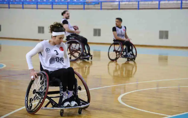 Motosiklet kazasından sonra tekerlekli sandalye basketboluyla hayata tutundu