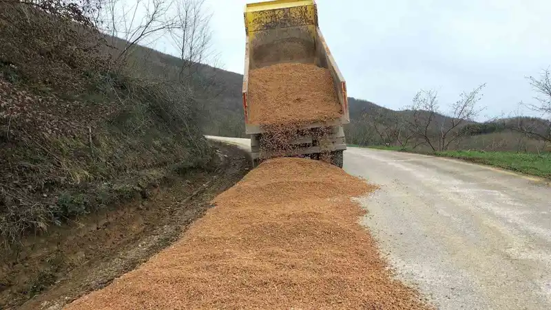 Yığılca'da Köy Yoluna Beton V Kanal Yapılıyor