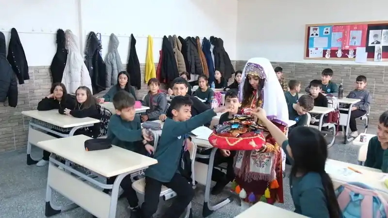 Karaman'da ortaokul öğrencileri köy okullarına iftarlık topladı