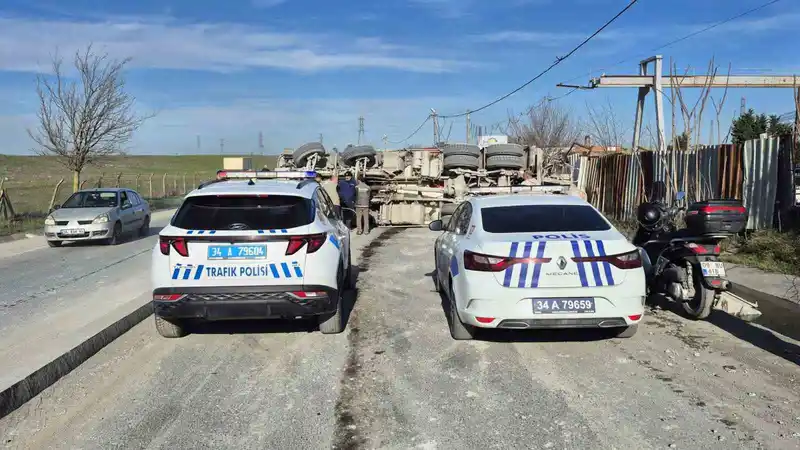 Sultangazi'de Beton Mikseri Devrildi: Sürücü Yaralandı