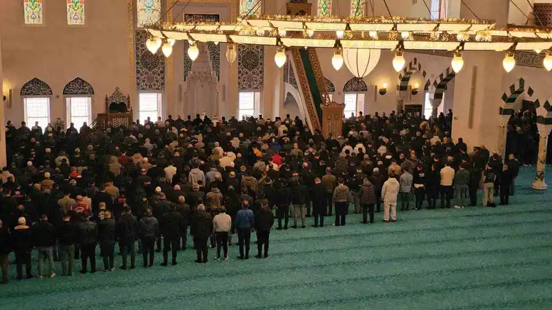 Zonguldak'ta Ramazan'ın ilk cuma namazı Uzun Mehmet Camii'nde kılındı