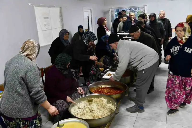 Başkan Şehirli, Ramazan'ın ilk iftarını Taşpınar'da komşularıyla açtı
