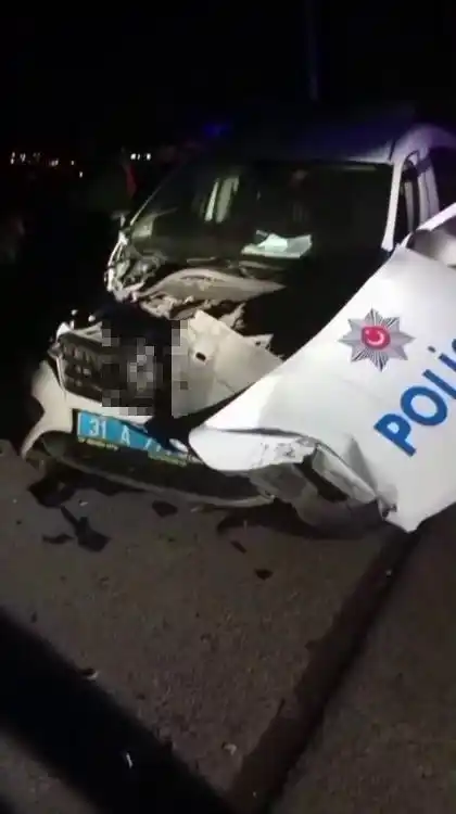 Hatay'da alkollü sürücü polis aracına çarptı, 2 polis yaralandı