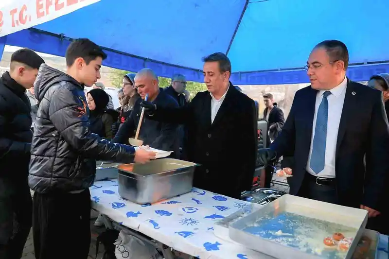 Efeler'de Ramazan'ın ilk iftarı Alanlı'da yapıldı