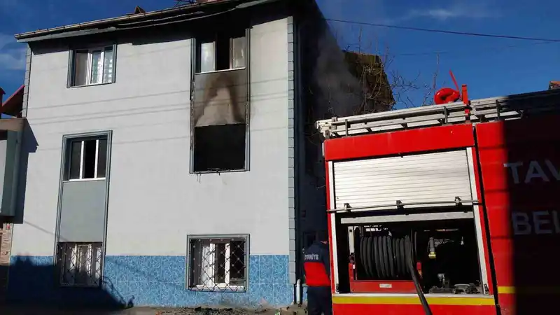 Tavşanlı'da 3 katlı binada çıkan yangın büyük hasarla atlatıldı