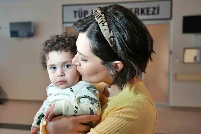 Kanseri yenen Ecem Türkdoğan, dondurulan embriyolar tutmayınca tüp bebekle anne oldu