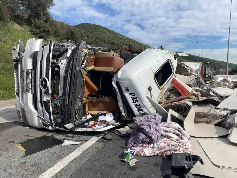TEM'de iki tır kazası: Bir sürücü sıkıştı, trafik felç oldu