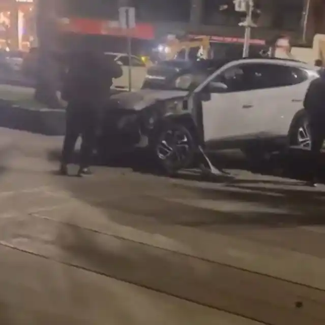 Samsun'da fren yerine gaza basan sürücü yürüyüş yoluna girdi