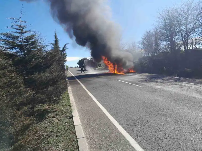 Uşak'ta arızalanan cip yandı, küle döndü