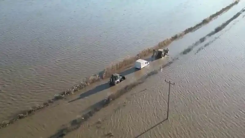Karacabey'de sel sularında mahsur kalan sürücü kurtarıldı