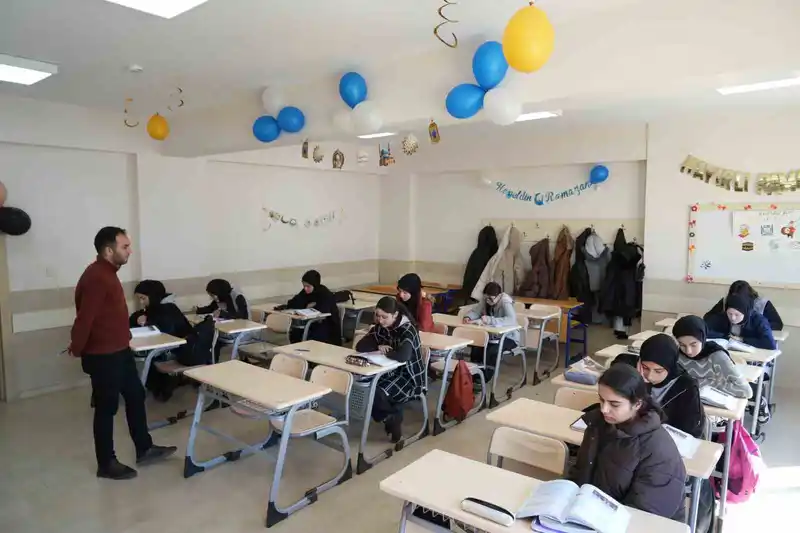 Muş'ta öğrenciler Ramazan için sınıflarını süsledi