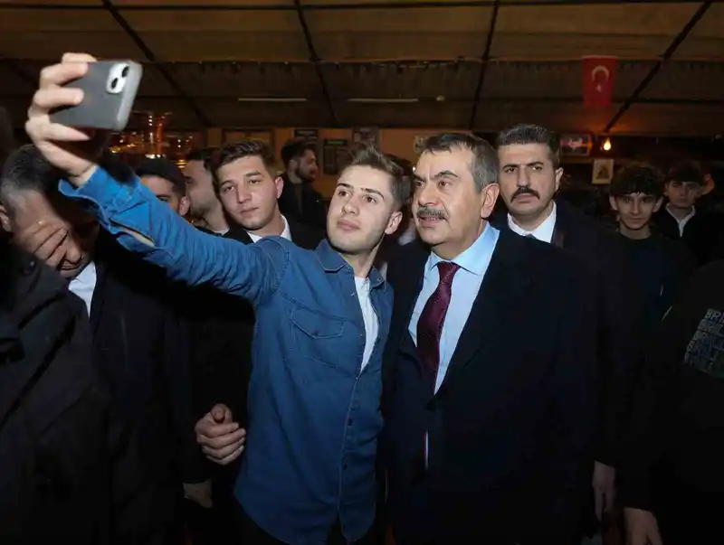 Bakan Tekin Erzurum'da Gençlerle Ramazan Çadırında Buluştu