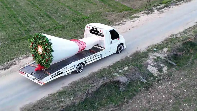 Bolu’da oto kurtarıcıdan vinçle evlilik teklifi