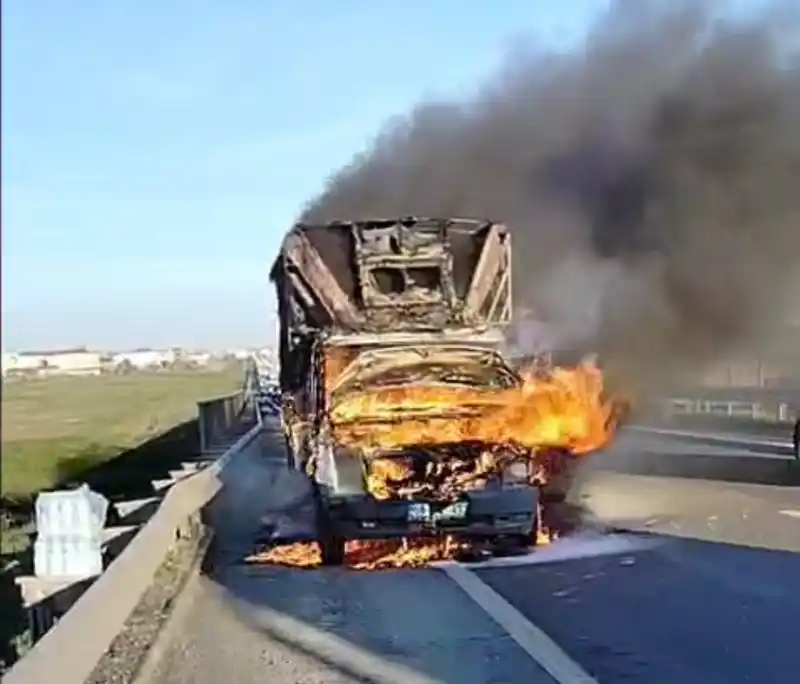 Tekirdağ'da kamyonet alev aldı, sürücü yara almadan kurtuldu