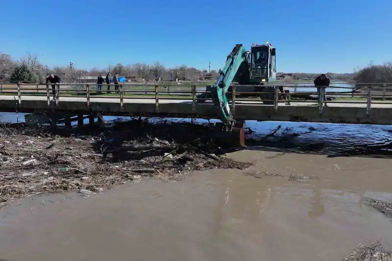 Taşkınla kapanan tarihi köprü gözleri açılıyor