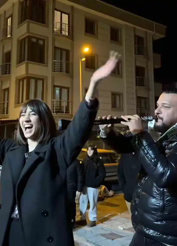 Matematik öğretmeni kanseri yendi, zaferi davul zurna ile kutladı