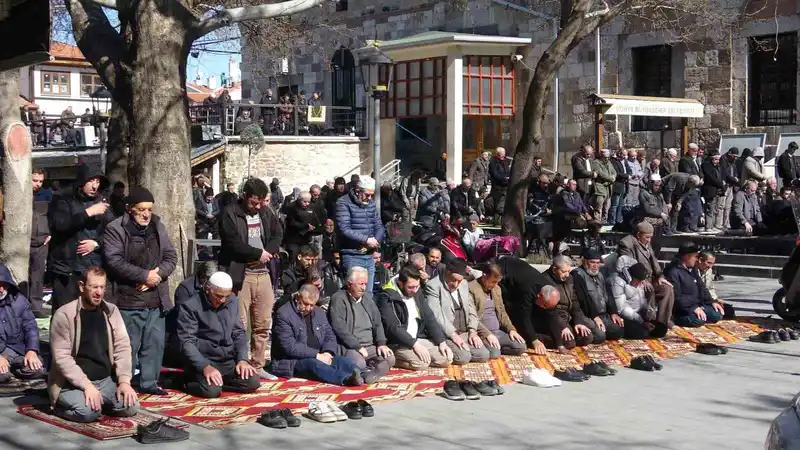Konya'da Ramazan'ın ilk Cuması: Camiler doldu taştı