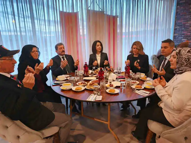 Bafra'da protokol şehit yakınları ve gazilerle iftarda buluştu