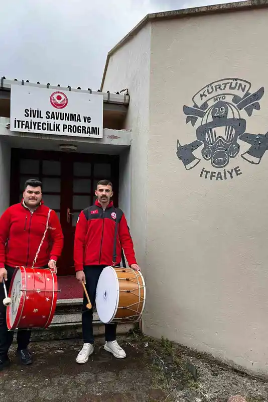 Üniversiteli İtfaiyeciler Ramazan Davulunu Geleneğe Dönüştürdü