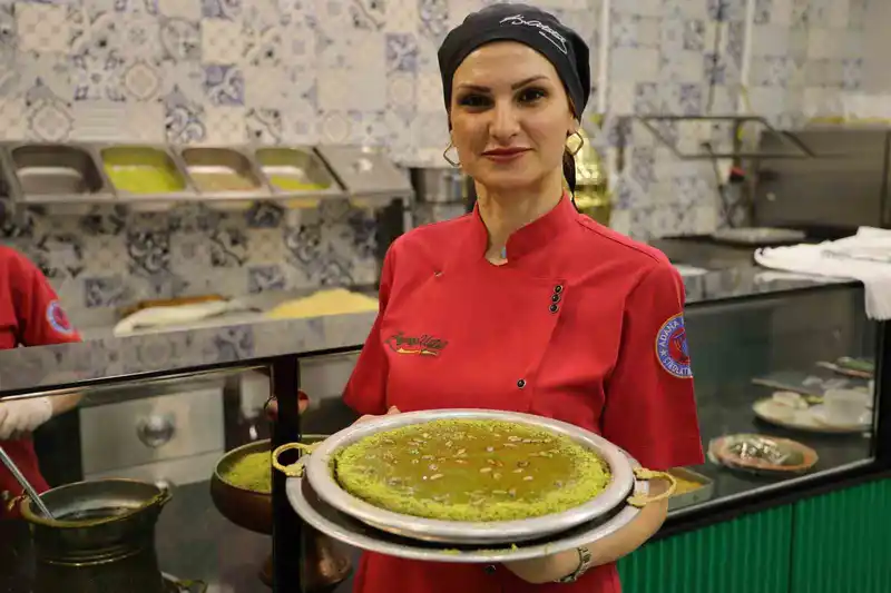 Adana'da fıstık ezmeli künefe yoğun ilgi görüyor