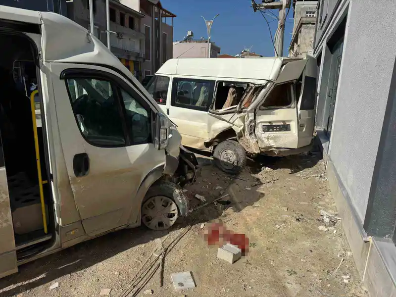 Hatay'da minibüs kazası: 2 yaralı, anlar kamerada
