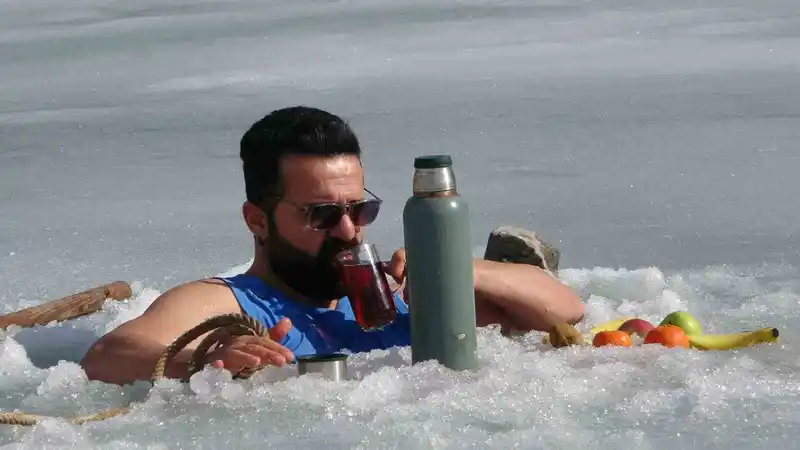 Van'da öğretmen buz kırıp barajda çay içti