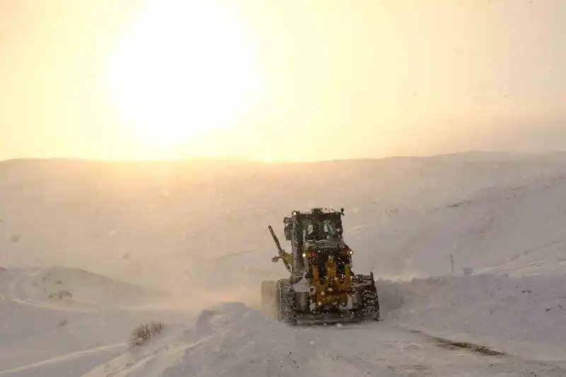 Ağrı'da kar nedeniyle 41 köy yolu kapandı