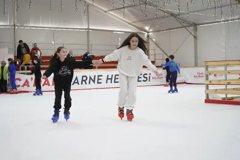Yunusemre'de çocuklara ücretsiz buz pateni eğitimi