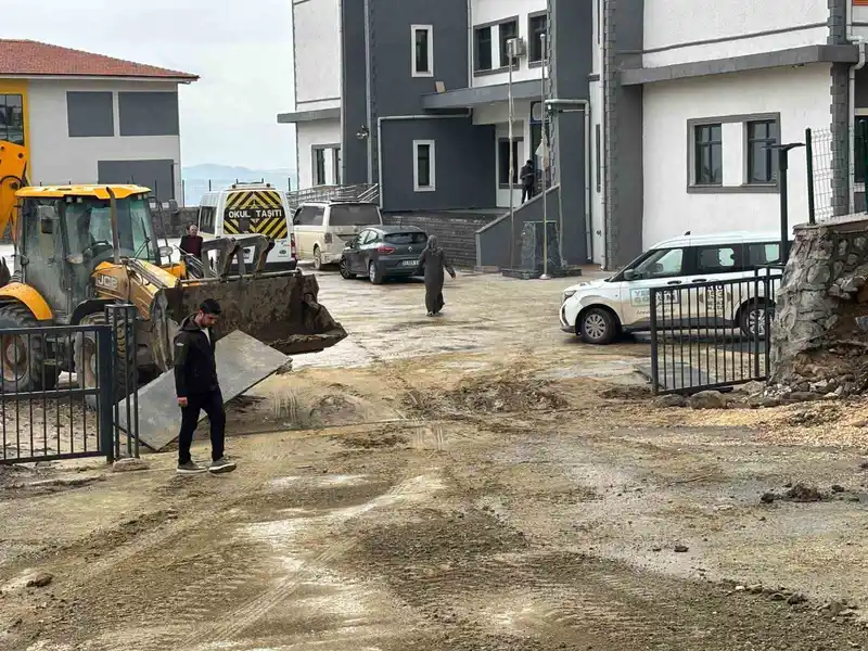 Hatay'da okul yolundaki çamur sosyal medya ihbarıyla temizlendi