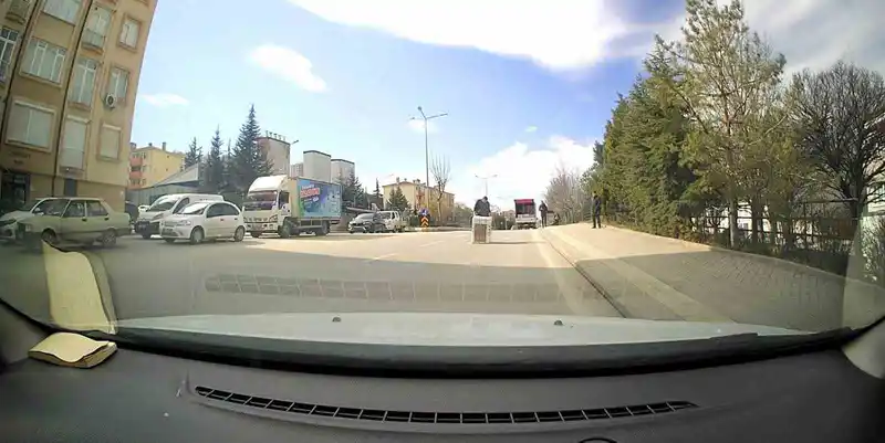 Eskişehir'de kamyonetten beyaz eşya düştü, anlar kamerada