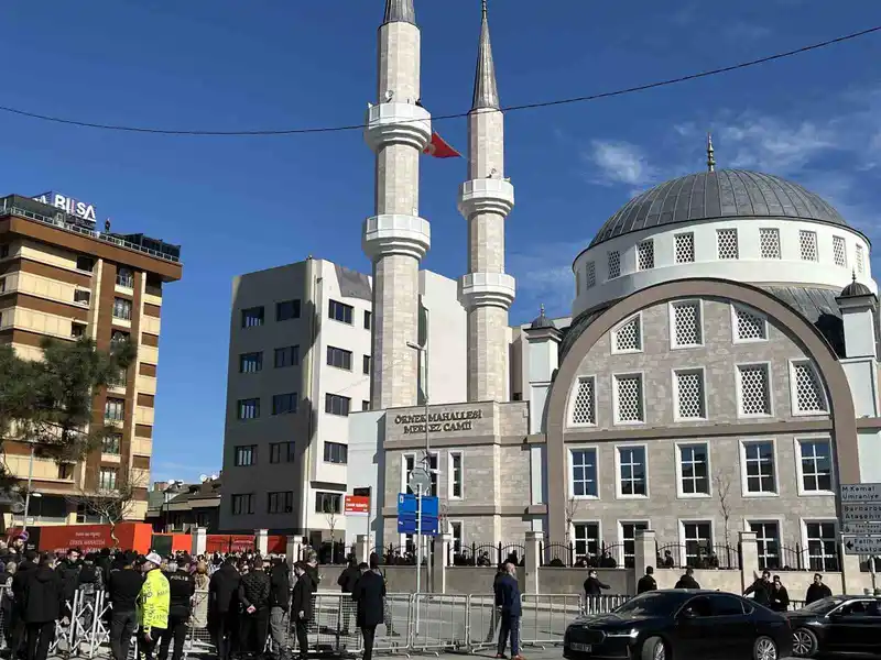 Erdoğan, Ramazan'ın ilk cuma namazını Ataşehir'de kıldı