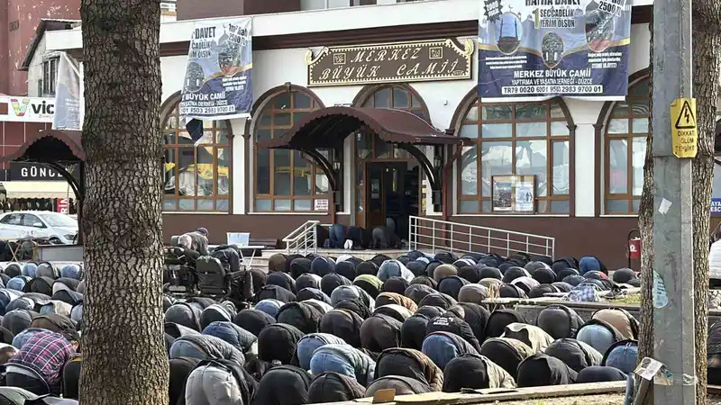 Düzce'de Ramazan'ın İlk Cumasına Yoğun Katılım