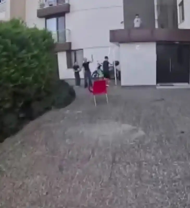 Kurye çatıda mahsur kalan çocuğu kurtardı