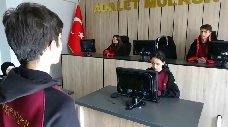 Kütahya'da meslek lisesinde duruşma salonu açıldı, öğrenciler uygulamalı eğitim alıyor