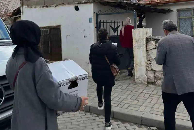 Karaman'da gönüllü öğrenciler Ramazan kolisi dağıttı