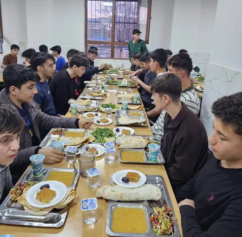 Gölbaşı Kaymakamı öğrencilerle iftarda buluştu