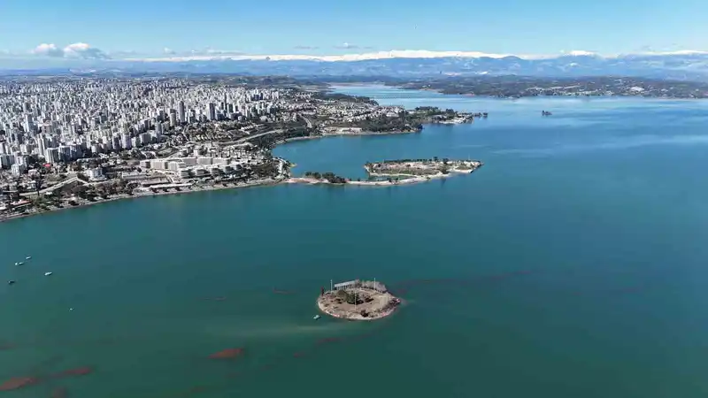Adana'da yağmurla dolan Seyhan Barajı, Sevgi Adası yolunu sular altında bıraktı