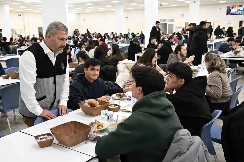 Anadolu Üniversitesi'nde Ramazan'ın ilk iftarı öğrencilerle birlikte yapıldı
