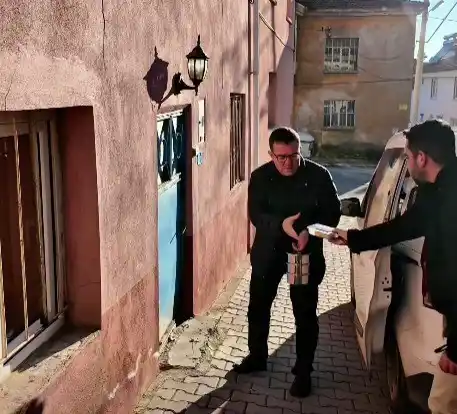 Tavas Belediyesi Ramazan'da kapı kapı sıcak yemek dağıtıyor