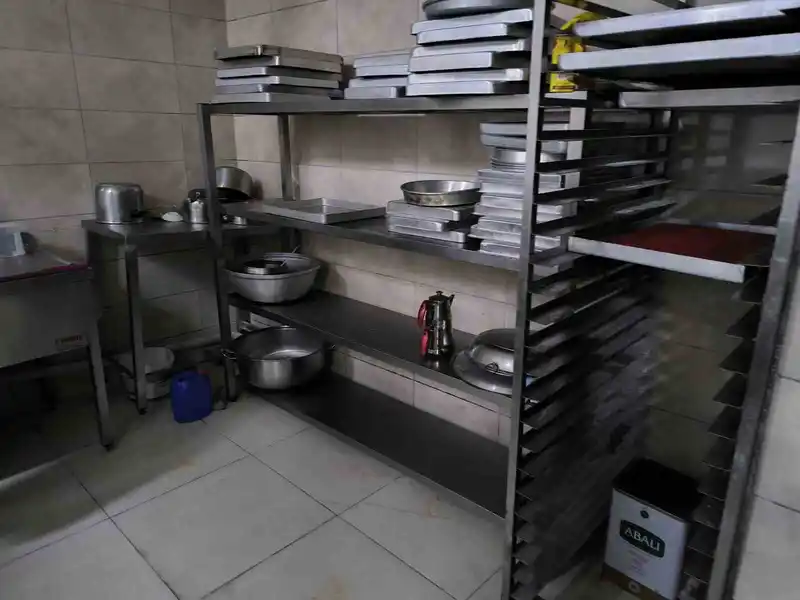 Tatlı imalathanesinde hamur ayağa çiğnendi, işletme kapatıldı