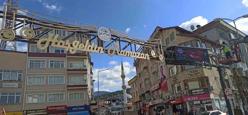 Devrek'te Ramazan mahyaları ışıklandı