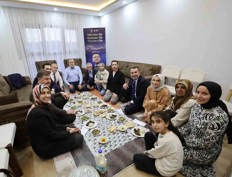 Bakan Işıkhan, Elazığ'da depremzede ailenin iftar sofrasında