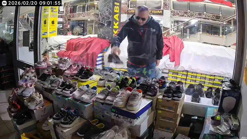 Ayakkabıyı poşete koyup çaldı, kameralara yakalandı