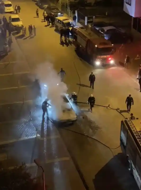 Adana'da park halindeki araç alev aldı, anlar kamerada