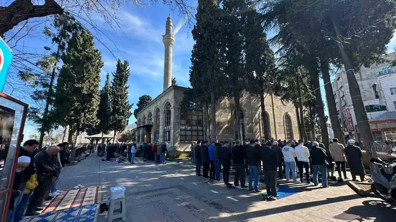 Samsun'da Ramazan'ın ilk cuma namazında camiler doldu taştı