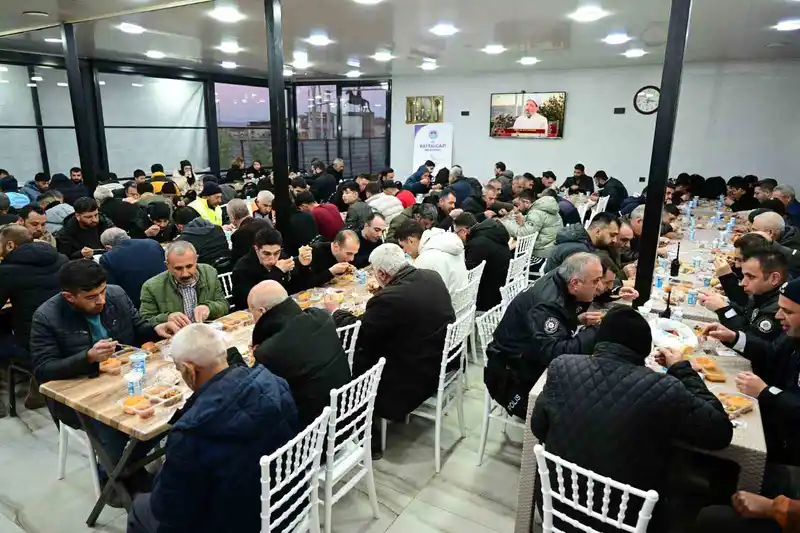 Battalgazi Belediyesi iftarı restoranda veriyor
